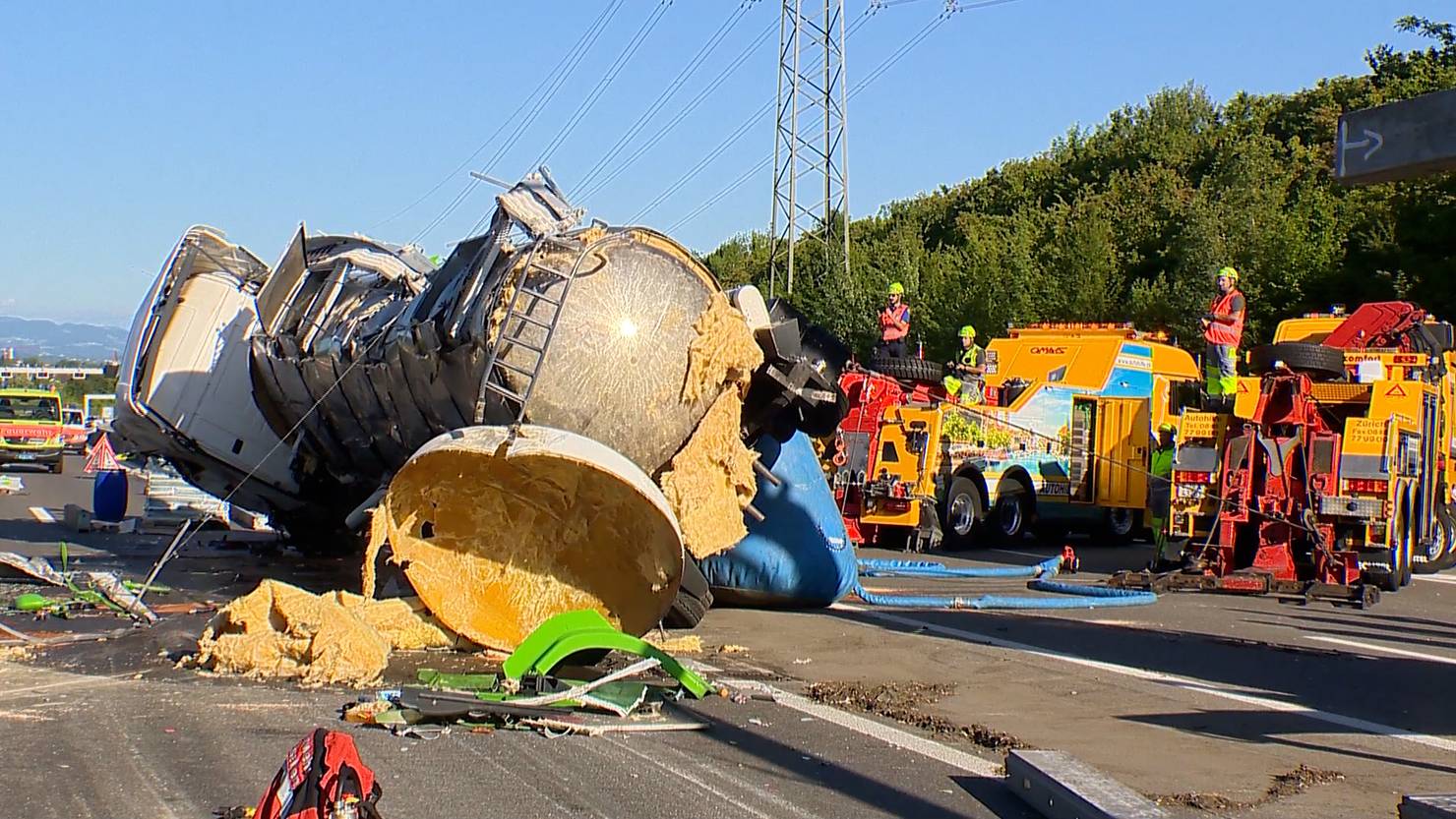 Nach Massencrash Auf Der A1 Hier Wird Der Apfelwein Lastwagen Geborgen