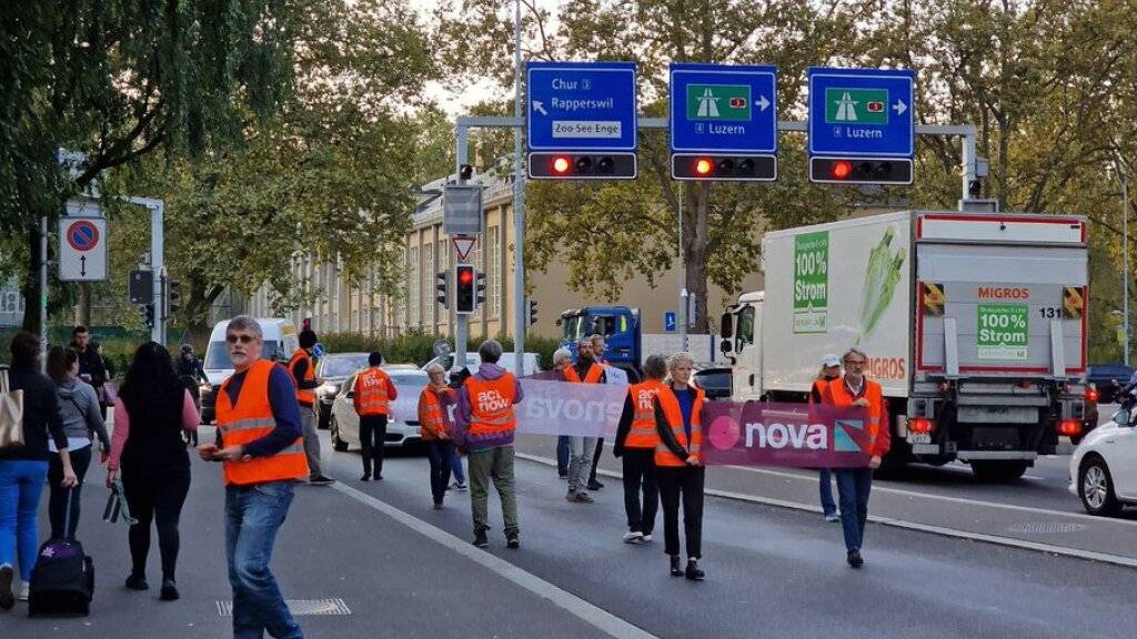 Zürcher Polizei unterbindet Slow March von Klima Aktivisten Radio