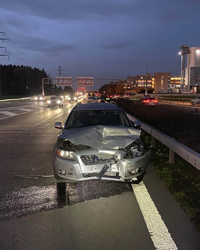 Nach Auffahrunfall Zwei Autos Mit Totalschaden Eine Person Verletzt