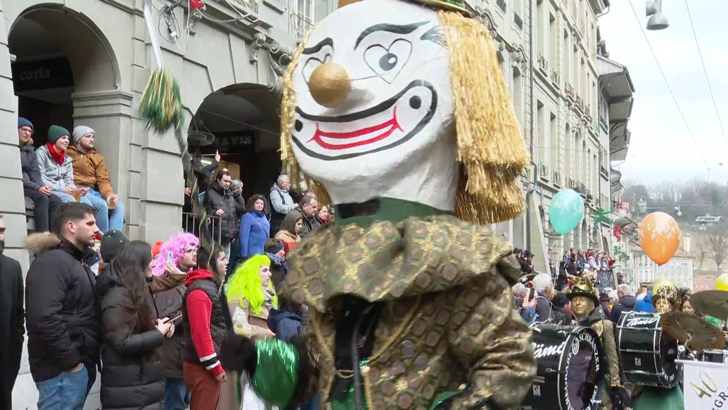 Konfetti Guggen bunte Kostüme Das war der Berner Fasnachtsumzug