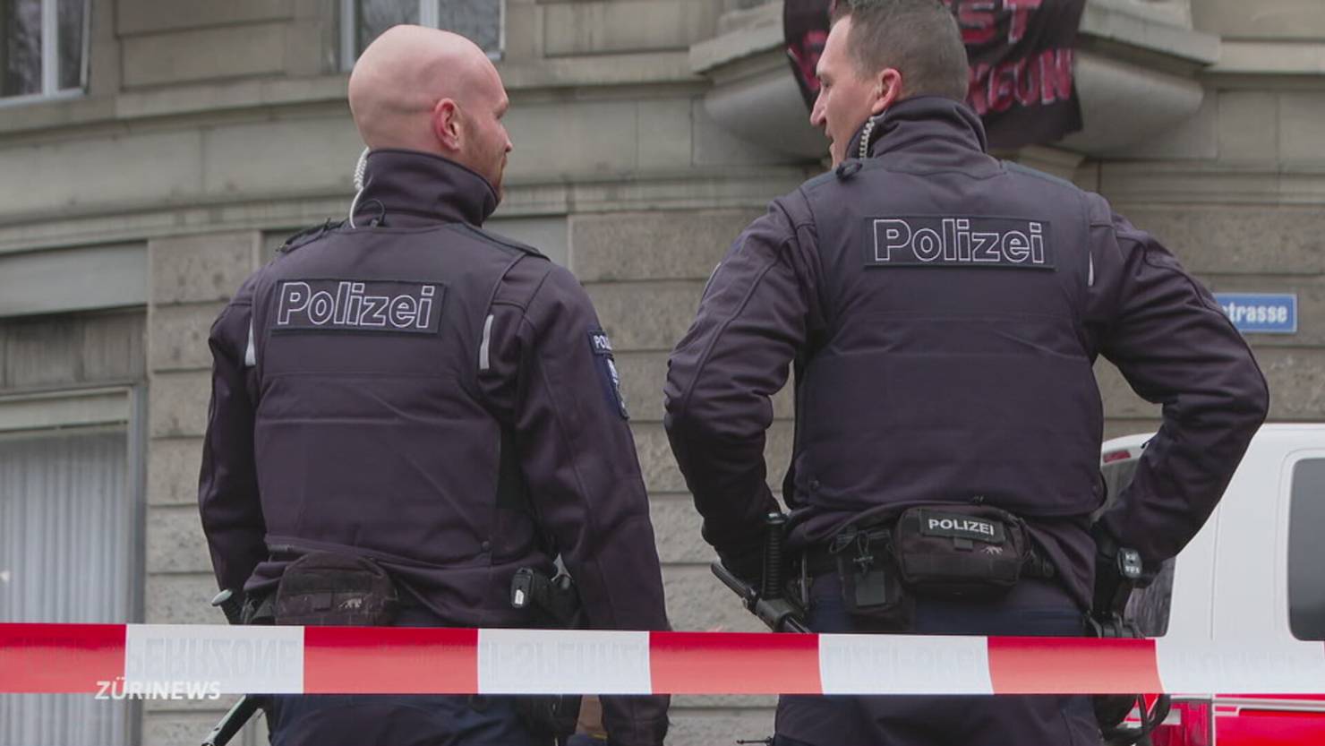 Hausbesetzer Machen Sich In Polizeib Ros Breit Telez Ri