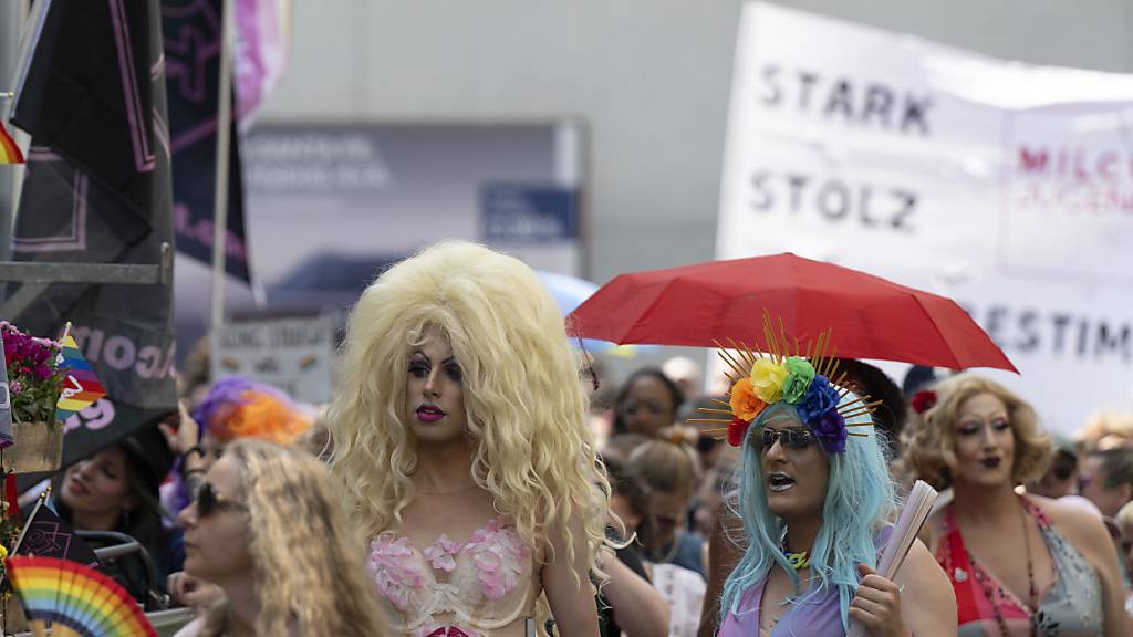 Die queere Gemeinschaft fand sich in Bern zur Pride-Kundgebung zusammen. Nebst politischen Forderungen feierte die Menge aber auch die Vielfalt.