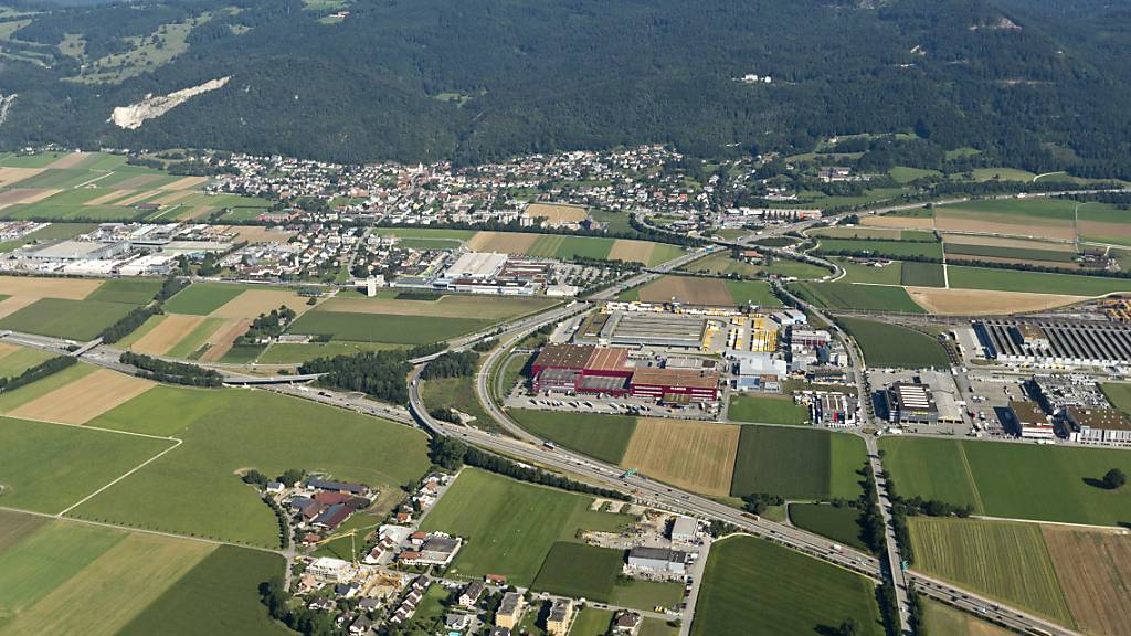 Über 73 Prozent der Strecken im Kanton Solothurn, im Bild die Verzweigung der Nationalstrassen A1 und A2 bei Härkingen SO, werden mit Auto oder Motorrad zurückgelegt. (Archivbild)