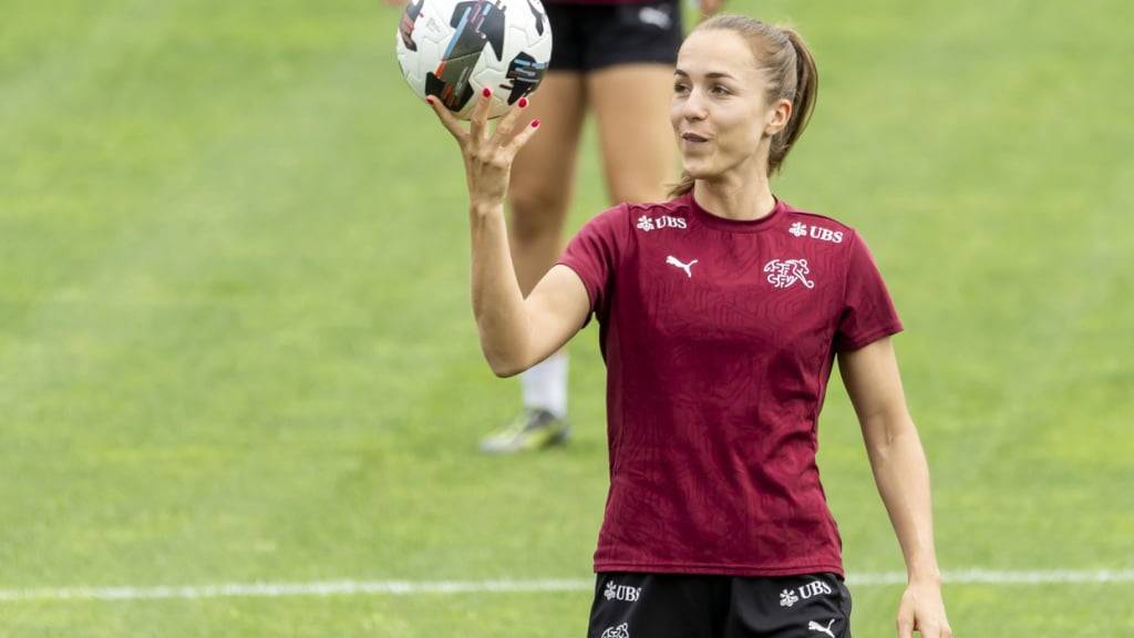 Heute feiert Lia Wälti als Mittelfeldspielerin und Captain des Nationalteams Erfolge. Um Mädchen Mut zu machen, hat sie zusammen mit ihrer Schwester Meret ein Kinderbuch geschrieben über die Herausforderungen, auf die Mädchen treffen können, wenn sie Fussballerin werden möchten.