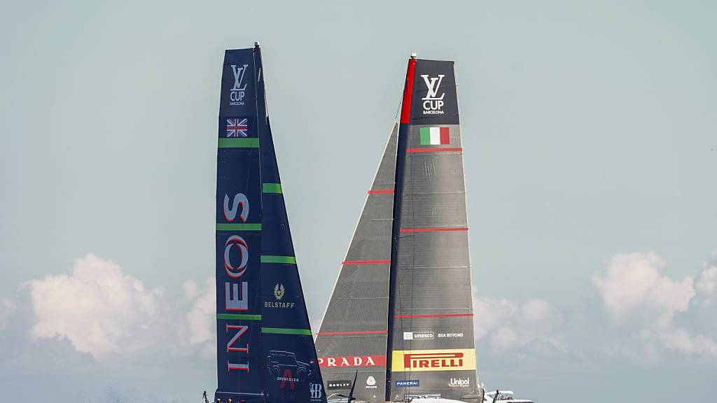 Das italienische Team Luna Rossa (rechts) und Alinghi-Bezwinger Britannia kämpfen am zweiten Finaltag auch gegen Windflauten