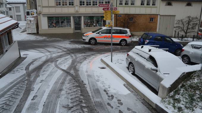 Rentner kracht mit Sommerreifen in Polizeiauto