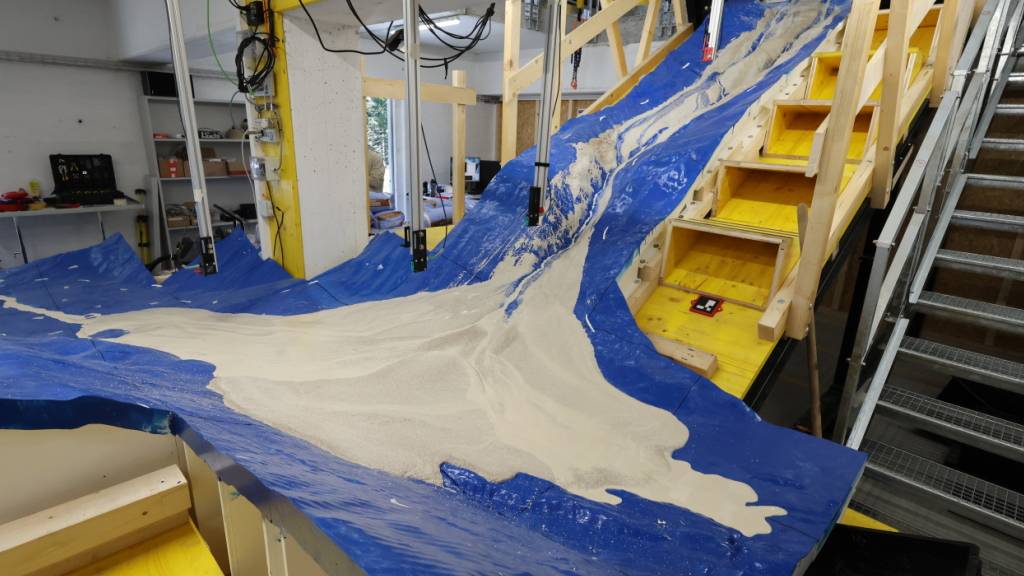 Mit einem 3D-Drucker haben Forschende ein Modell der Region Blatten erstellt.