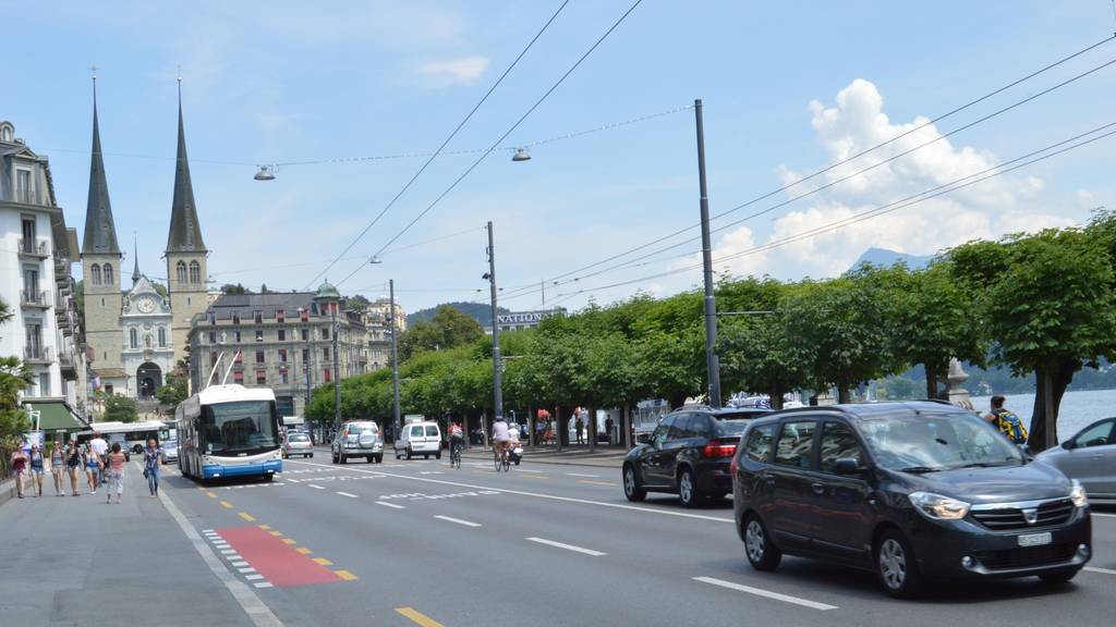 Verkehr auf dem Schweizerhofquai in der Stadt Luzern.