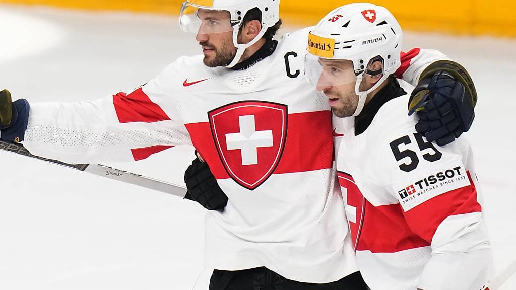 Roman Josi (links) jubelt mit Romain Loeffel nach seinem zweiten Tor gegen Österreich