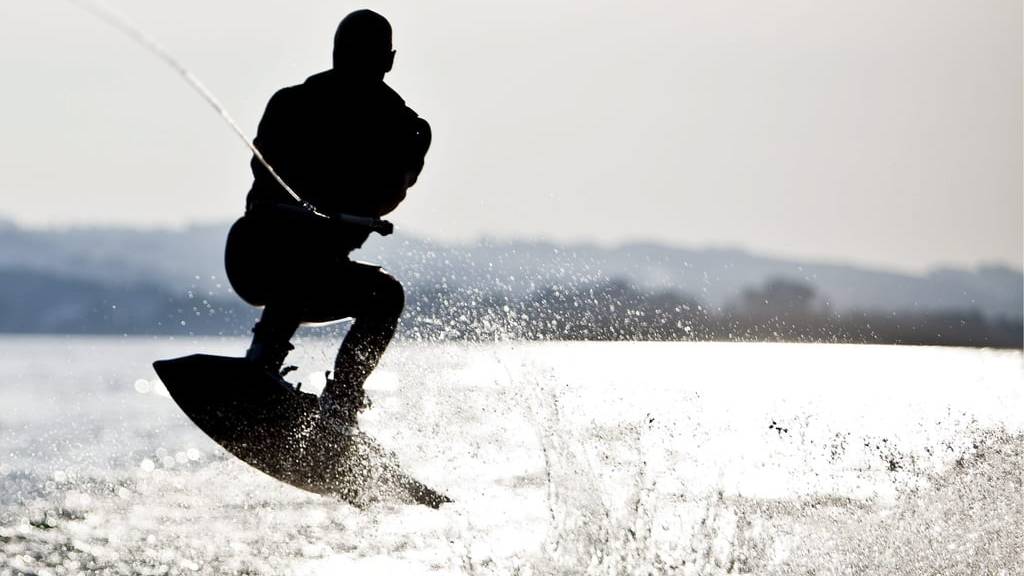 Der Mann war mit vier Personen unterwegs, um Wakeboard zu fahren. (Symbolbild)