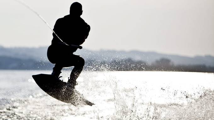 Wakeboarder gerät in Schraube von Motorboot und stirbt