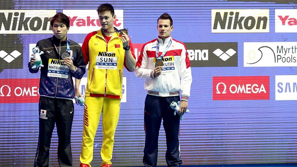 Sieger Sun Yang (in Gelb) und ganz rechts der ex-aequo drittklassierte Brite Duncan Scott