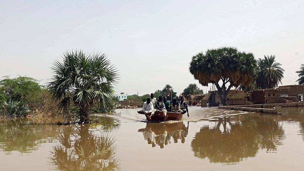 Bei Überschwemmungen wegen heftigen Regenfällen im Sudan sind seit Anfang Juli mindestens 62 Menschen gestorben. In einer Regenpause kehren Einwohner von Wad Ramli in ihre Häuser zurück, um einen Teil ihrer Habseligkeiten in Sicherheit zu bringen.