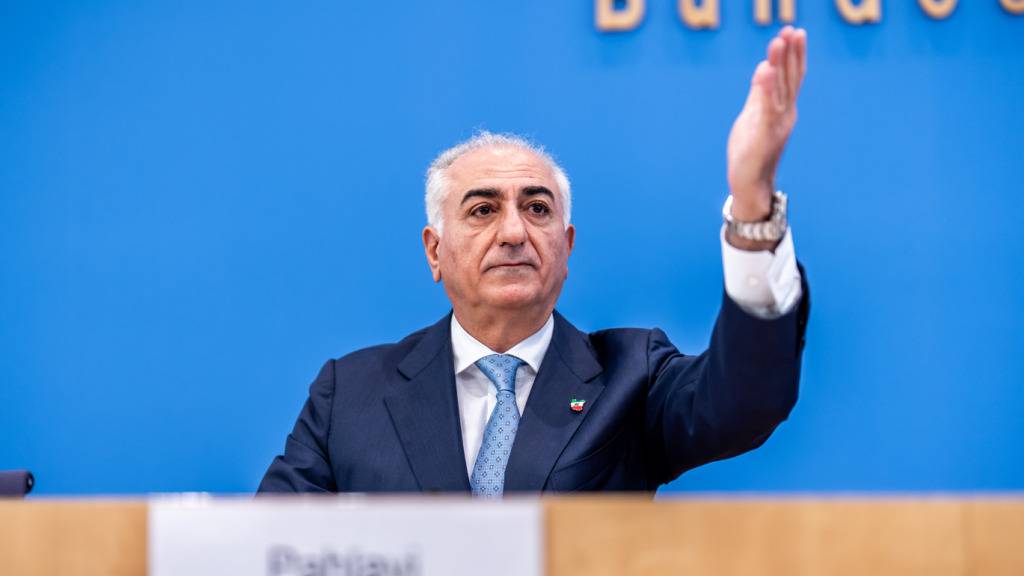 Reza Pahlavi, der Sohn des früheren iranischen Schahs, nimmt an einer Pressekonferenz zur aktuellen Lage im Iran im Haus der Bundespressekonferenz teil. Foto: Michael Kappeler/dpa