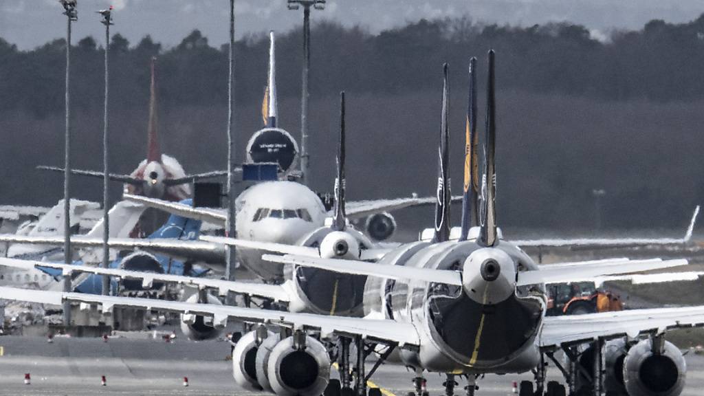Die Airlinebranche zeigt sich an ihrem Gipfel in Brüssel uneinig über die Massnahmen zur Bekämpfung der Klimakrise. Während die einen ihre Hoffnungen auf nachhaltiges Kerosin setzen, glauben andere, die Lösung läge in einer höheren Auslastung und effizienteren Flugzeugen. (Symbolbild)