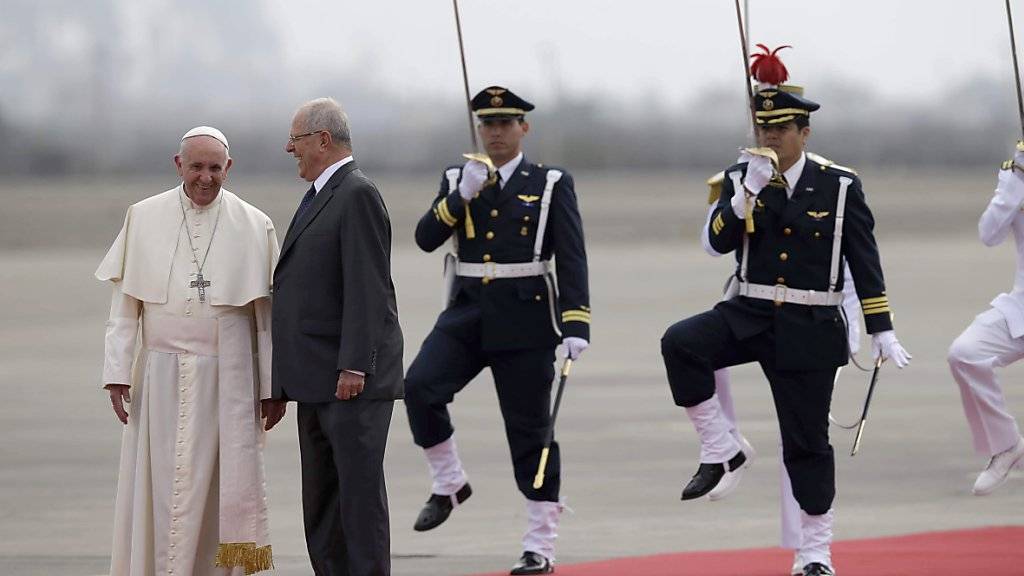 Papst Franziskus wird bei seiner Ankunft in Peru von Staatschef Pedro Pablo Kuczynski empfangen.