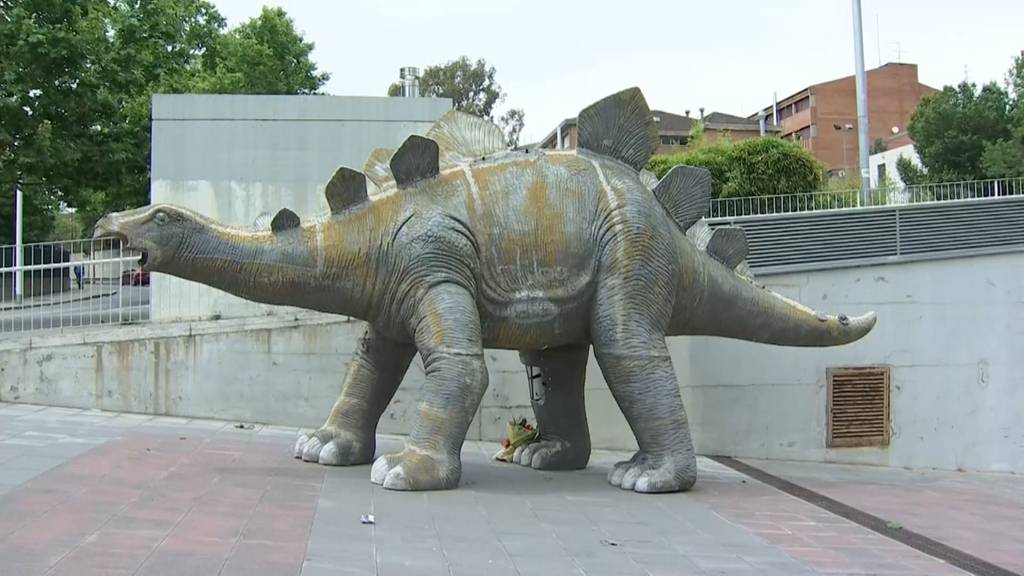 Kurioser Leichenfund: Vater und Sohn finden Toten in Dino-Statue