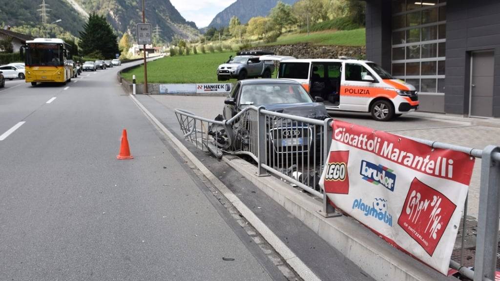 Auch das Metallgeländer wurde beim Unfall in Campocologno GR beschädigt.