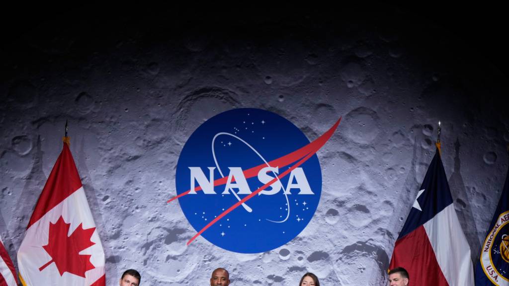 dpatopbilder - Die «Artemis-2»-Besatzung der NASA - die NASA-Astronauten Reid Wiseman, Victor Glover und Christina Koch sowie der Astronaut Jeremy Hansen von der kanadischen Weltraumbehörde (CSA) - sprechen während einer Pressekonferenz. Foto: Ashley Landis/AP/dpa