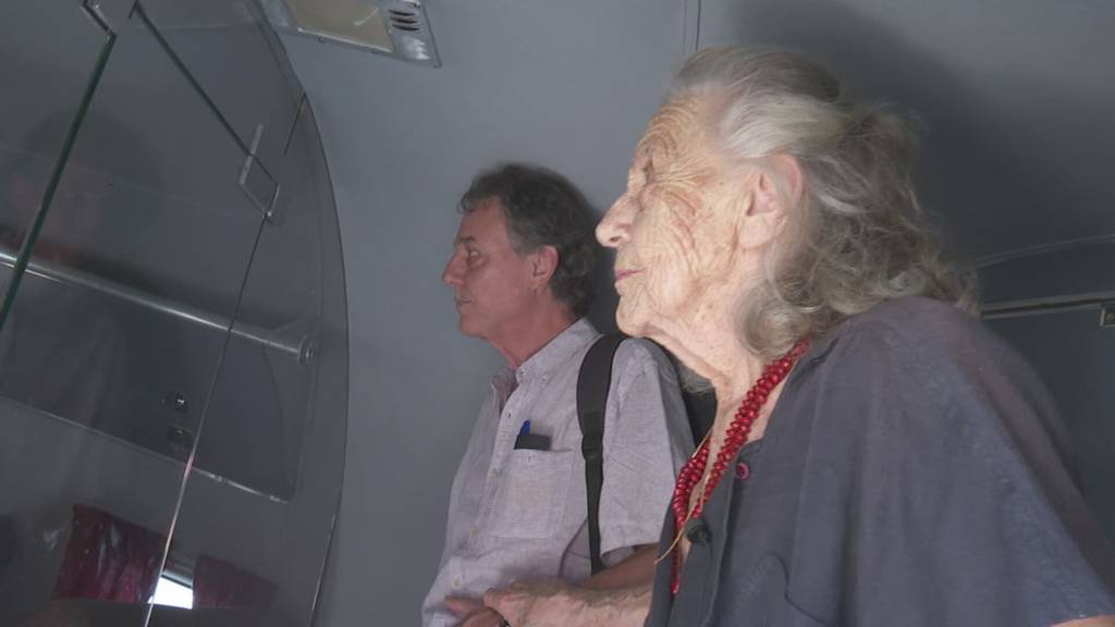 100-jährige Ex-Flugbegleiterin besucht Propellerflugzeug im Verkehrshaus