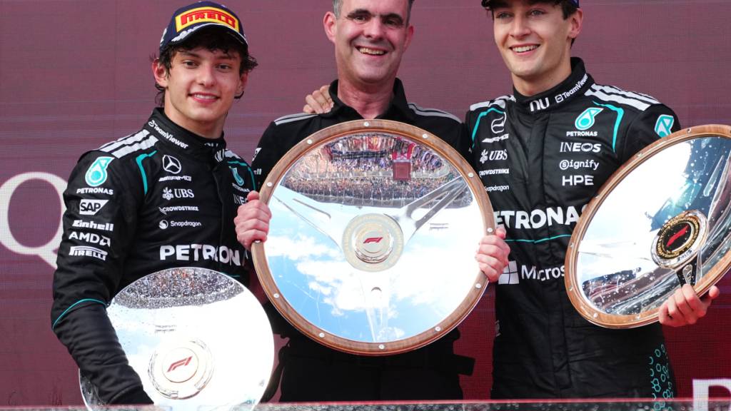 Auftaktsieger George Russell (rechts) feiert mit Teamkollege Kimi Antonelli (links) und Motorenchef Hywel Thomas den Doppelerfolg von Mercedes beim Saisonstart in Melbourne