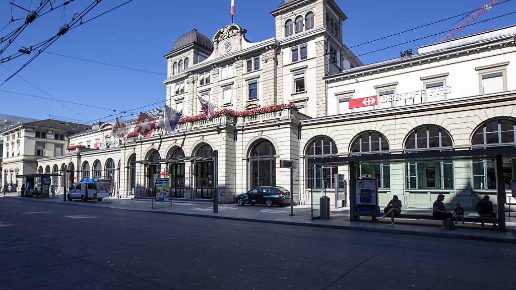Auf einem Perron des Bahnhofs Winterthur hat ein 61-jähriger Mann einen Passanten beinahe auf ein Gleis geschubst. Er befindet sich nun in Untersuchungshaft.