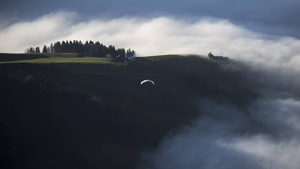 Zwei Gleitschirmflieger sterben bei Absturz am Clariden