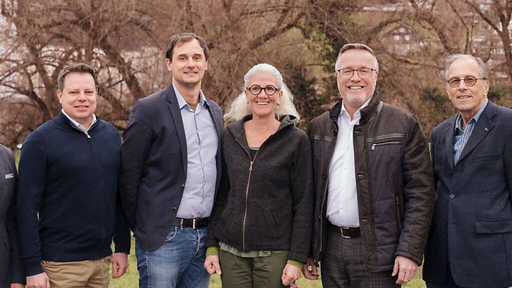 Die Gemeinderatsmitglieder Raphael Disler (dritter von links), Manuela von Ah (Mitte), Marcus Wälti (dritter von rechts) und Beat Odermatt (rechts aussen) treten 2024 nicht mehr an.