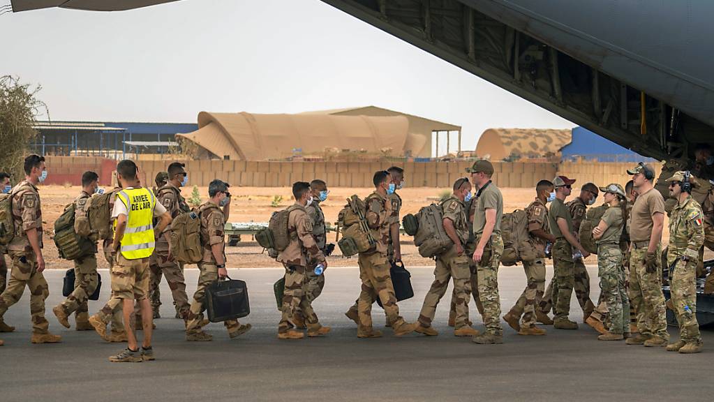 ARCHIV - Französische Soldaten, beenden einen viermonatigen Einsatz in der Sahelzone und verlassen ihren Stützpunkt in Gao. Foto: Uncredited/AP/dpa