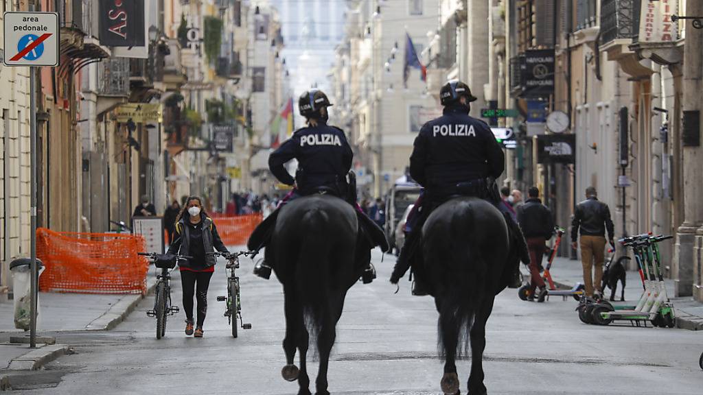 Polizisten auf Pferden patrouillieren auf der Einkaufsstraße Via del Corso im Stadtzentrum von Rom. Foto: Gregorio Borgia/AP/dpa