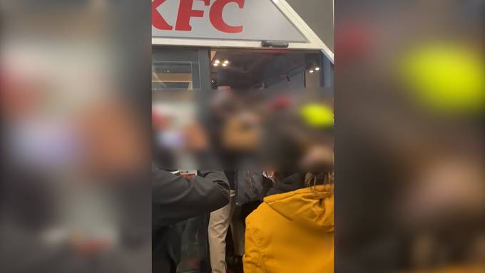 Um ein Jahr gratis KFC zu ergattern: Fans quetschen sich in neue Filiale