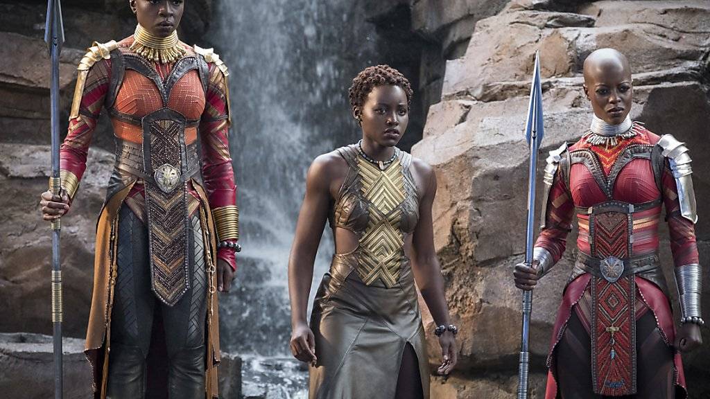 Danai Gurira, Lupita Nyong'o und Florence Kasumba in einer Szene von «Black Panther»: Der Superheldenfilm überzeugt Kritiker und Fans.