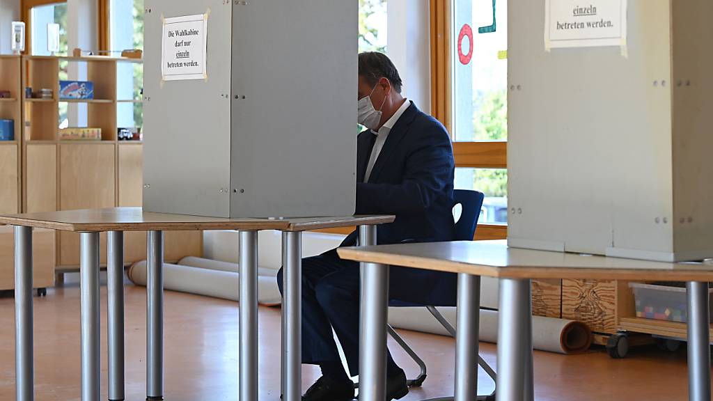 Armin Laschet, Bundesvorsitzender der CDU, Spitzenkandidat seiner Partei und Ministerpräsident von Nordrhein-Westfalen, bei der Stimmabgabe zur Bundestagswahl. Foto: Federico Gambarini/dpa-Pool/dpa