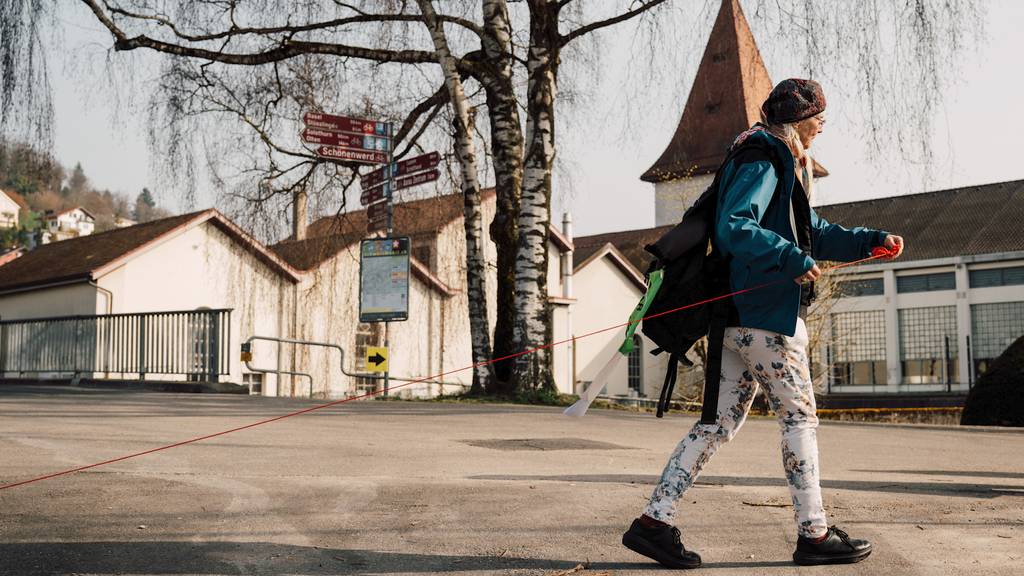 Greenpeace spannt über 42 Kilometer langen roten Faden ums AKW Gösgen