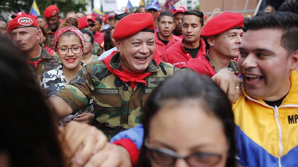 Der regierungstreue Funktionär Diosdado Cabello (Mitte) ist am Dienstag zum Vorsitzenden der Verfassungsgebenden Versammlung in Venezuela gewählt worden. (Archivbild)