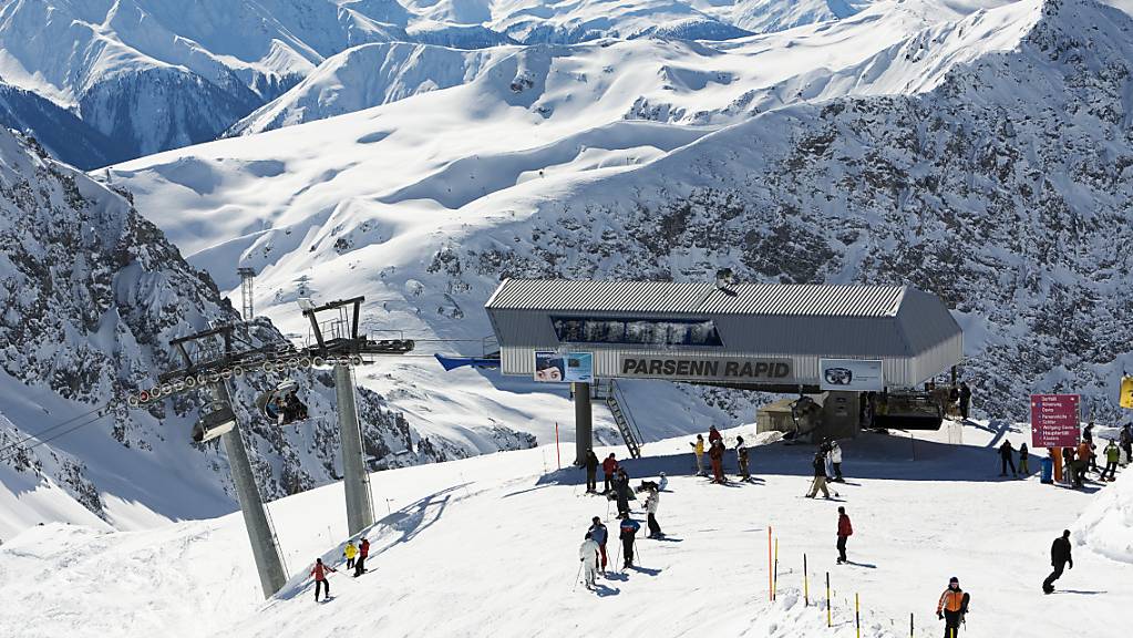 Um Skigebiete - im Bild das Davoser Parsenn-Gebiet - offen zu halten, schliesst die Bündner Regierung eine 2G-Pflicht als letzten Ausweg nicht aus. (Archivbild)