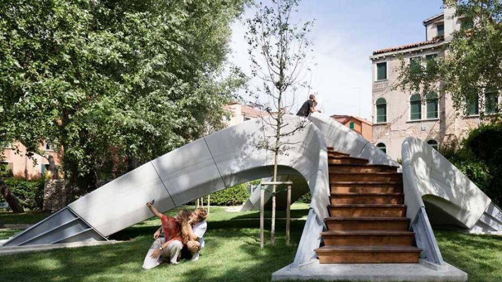 Die Fussgängerbrücke «Striatus» in Venedig, entworfen und gebaut von ETH-​Architekten und -​Ingenieuren der Block Research Group zusammen mit Zaha Hadid Architects und Partnern, ist vorerst nur ein Demonstrationsobjekt. Sie zeigt, wie künftig klimafreundlich gebaut werden kann (Pressebild ETH)