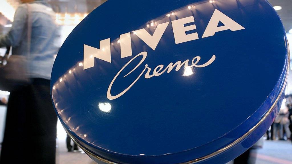 Gute Geschäfte mit Nivea und Eucerin sowie der Klebstoffsparte Tesa haben den Umsatz des deutschen Beiersdorf-Konzerns 2018 angekurbelt.