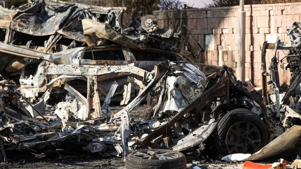 Ein Blick auf die Schäden eines Raketenangriffs aus Gaza. Foto: Ilia Yefimovich/dpa
