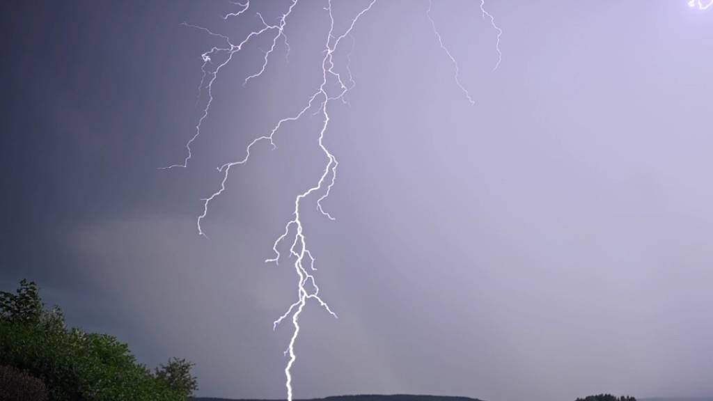 Nach einem Hitzetag sind am Dienstagabend starke Gewitter über die Schweiz gezogen. In Villars-sur-Glâne FR wurde eine Frau vom Blitz getroffen und schwer verletzt. (Archivbild)