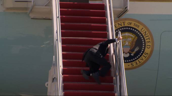 US-Präsident Biden stolpert auf der Treppe zur Air Force One