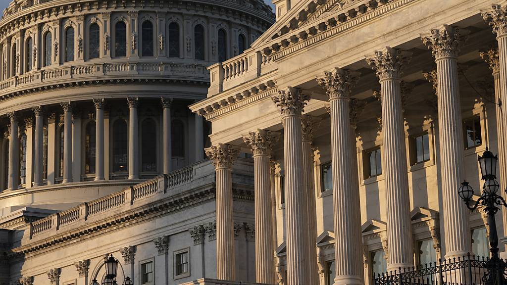 ARCHIV - Blick auf das Friedensdenkmal und die Kuppel des US-Kapitols in Washington D.C., der Hauptstadt Amerikas. Foto: J. Scott Applewhite/AP/dpa