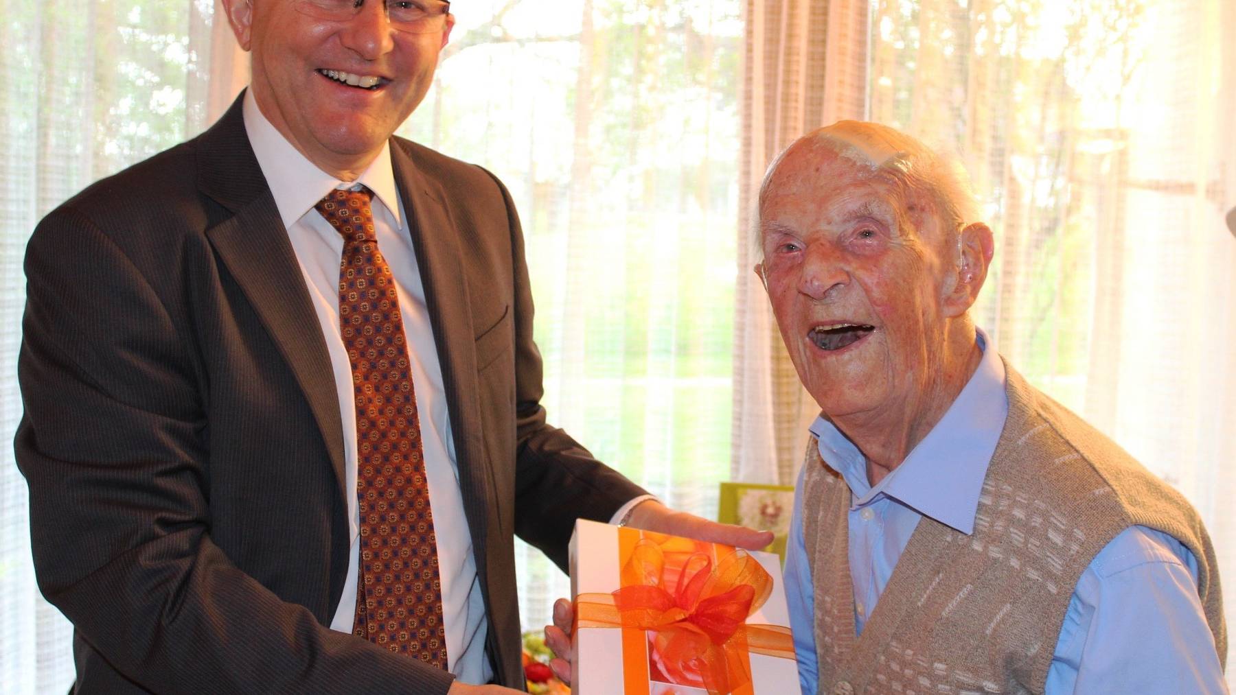 Der 104-jährige Jakob Hug beim Besuch von Vize-Stadtpräsident Urs Oberholzer.