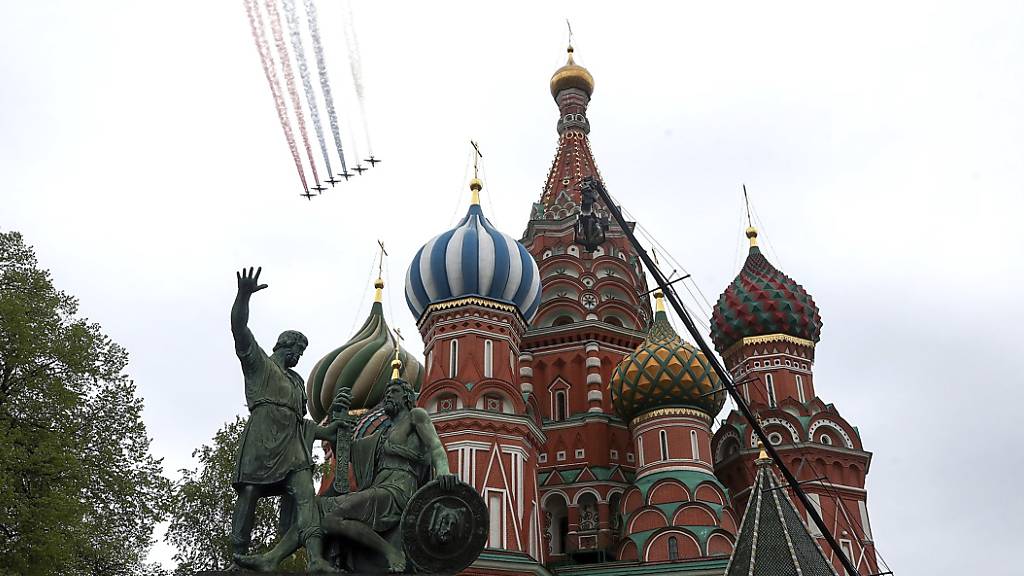 Flugzeuge der russischen Luftwaffe fliegen während einer Militärparade über die Moskauer Basilius-Kathedrale. Foto: Alexei Druzhinin/Kremlin Pool/Planet Pix via ZUMA Wire/dpa