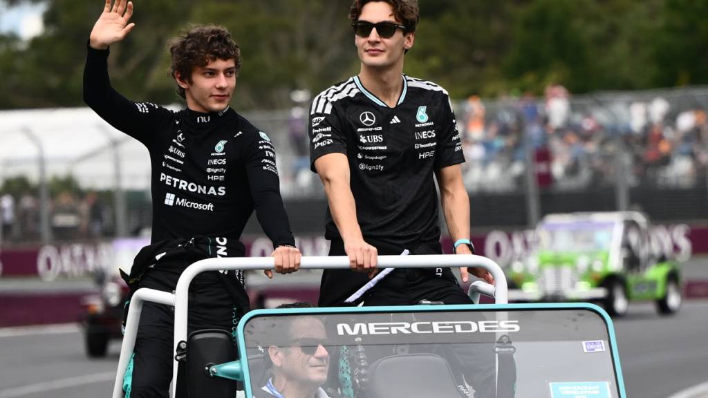 Kimi Antonelli (links) and George Russell sind bei Mercedes Teamkollegen, aber auch Konkurrenten