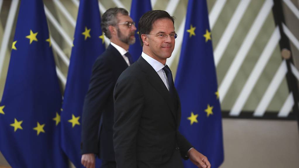Der niederländische Premierminister Mark Rutte (rechts) trifft zum EU-Gipfel im Gebäude des Europäischen Rates ein.