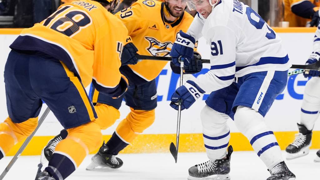 Erfolgreich: Roman Josi (m.) kämpft mit Torontos Starstürmer John Tavares (re.) um den Puck
