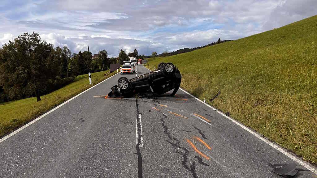 Auto einer 88-jährigen Lenkerin überschlägt sich in Ricken SG