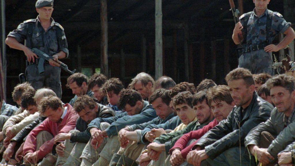 Ihr Tod ist längst beschlossen: Bosnisch-muslimische Gefangene am 5. August 1995, bewacht von zwei serbischen Polizisten (Archivbild).
