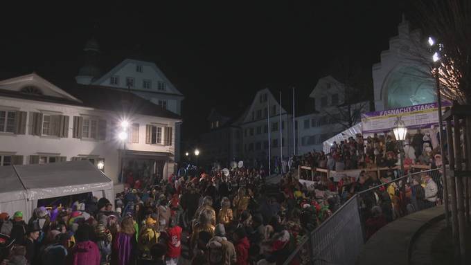 Kreative Kostüme und gute Stimmung am Guuggenüberfall Stans